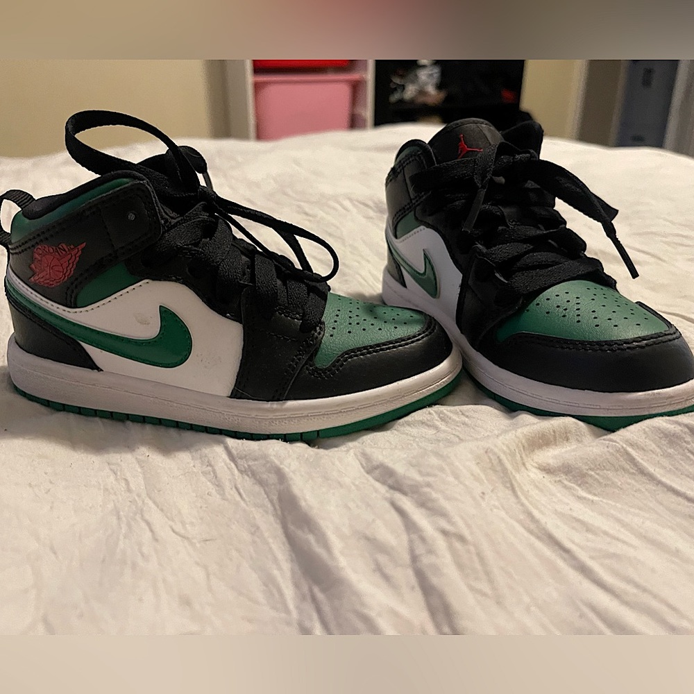 Great condition Jordan 1 pine green kids shoes.